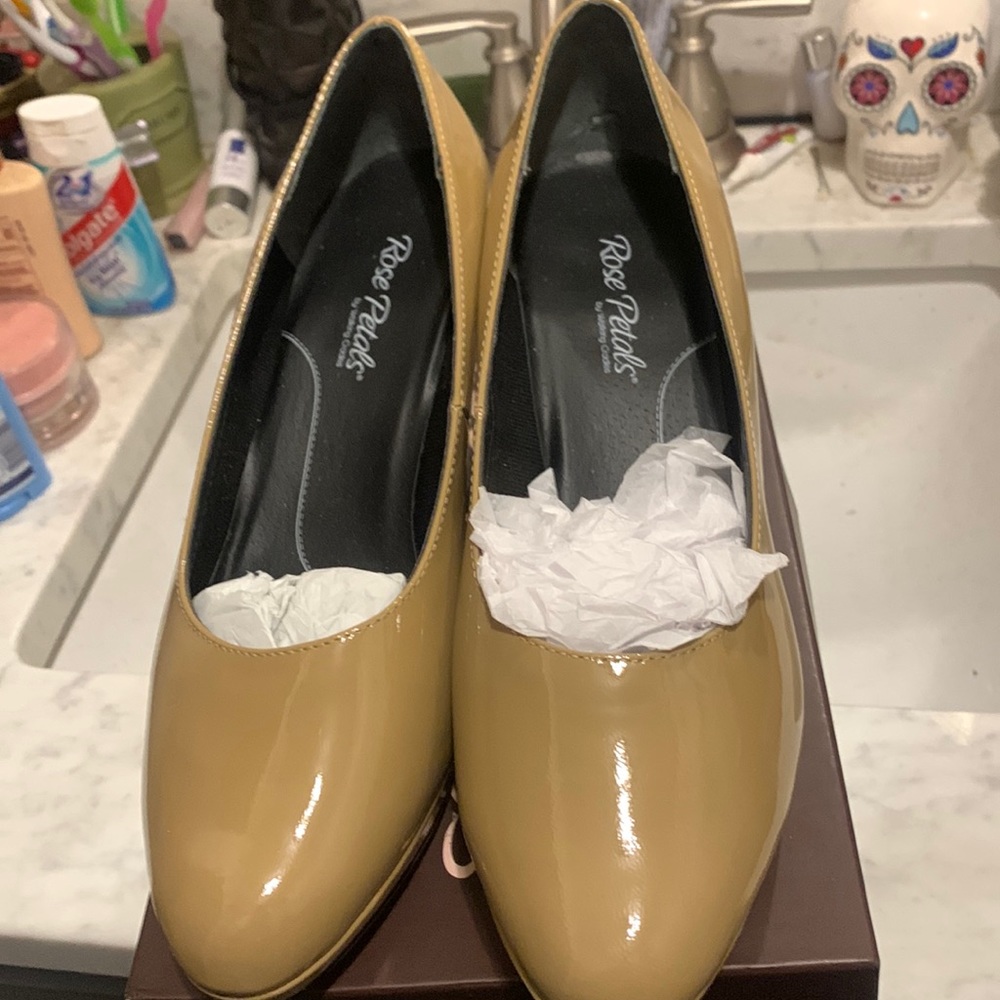 Women's Beige Patent Round-Toe Pumps